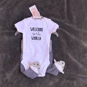 Newborn onesie and footed pant set - neutral
